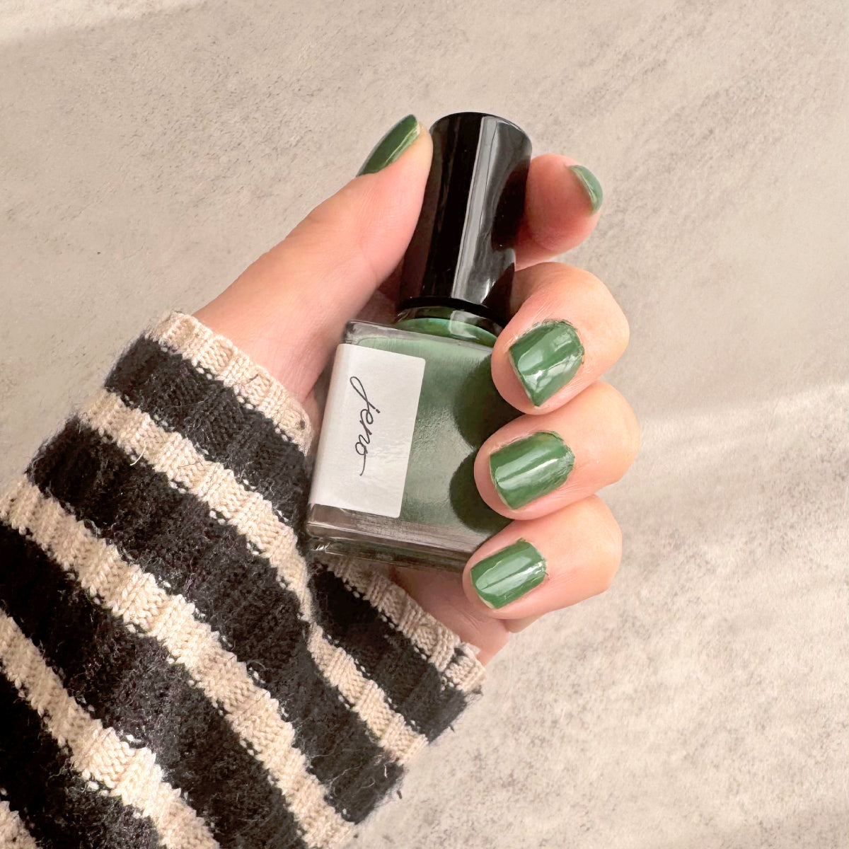 evergreen｜jeno nail polish｜静かな深みのニュアンスグリーンネイル