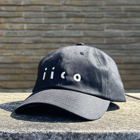 iicoロゴ刺繍入りブラックキャップ正面の物撮り